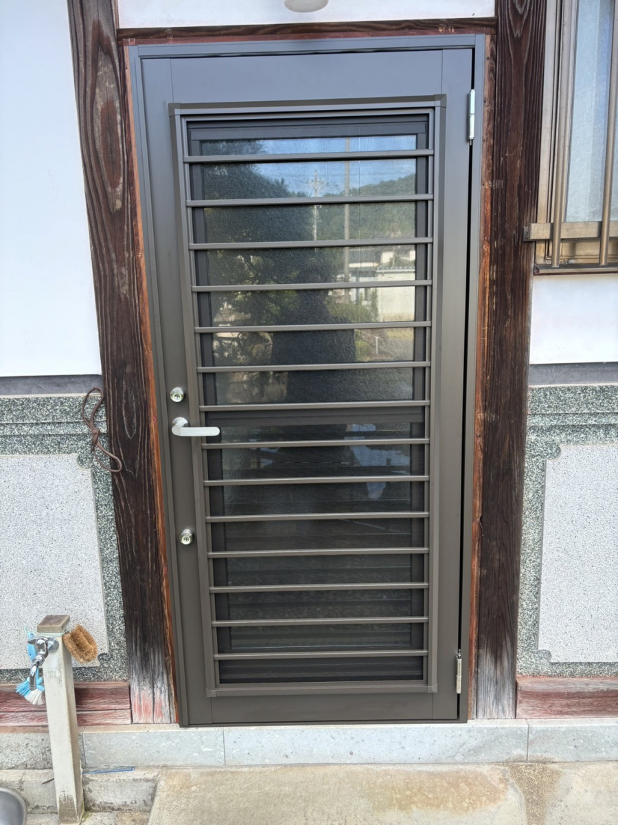 押田屋の❄️寒さの原因だった勝手口を快適に✨ リシェント勝手口ドアに取替えました！🚪の施工後の写真1