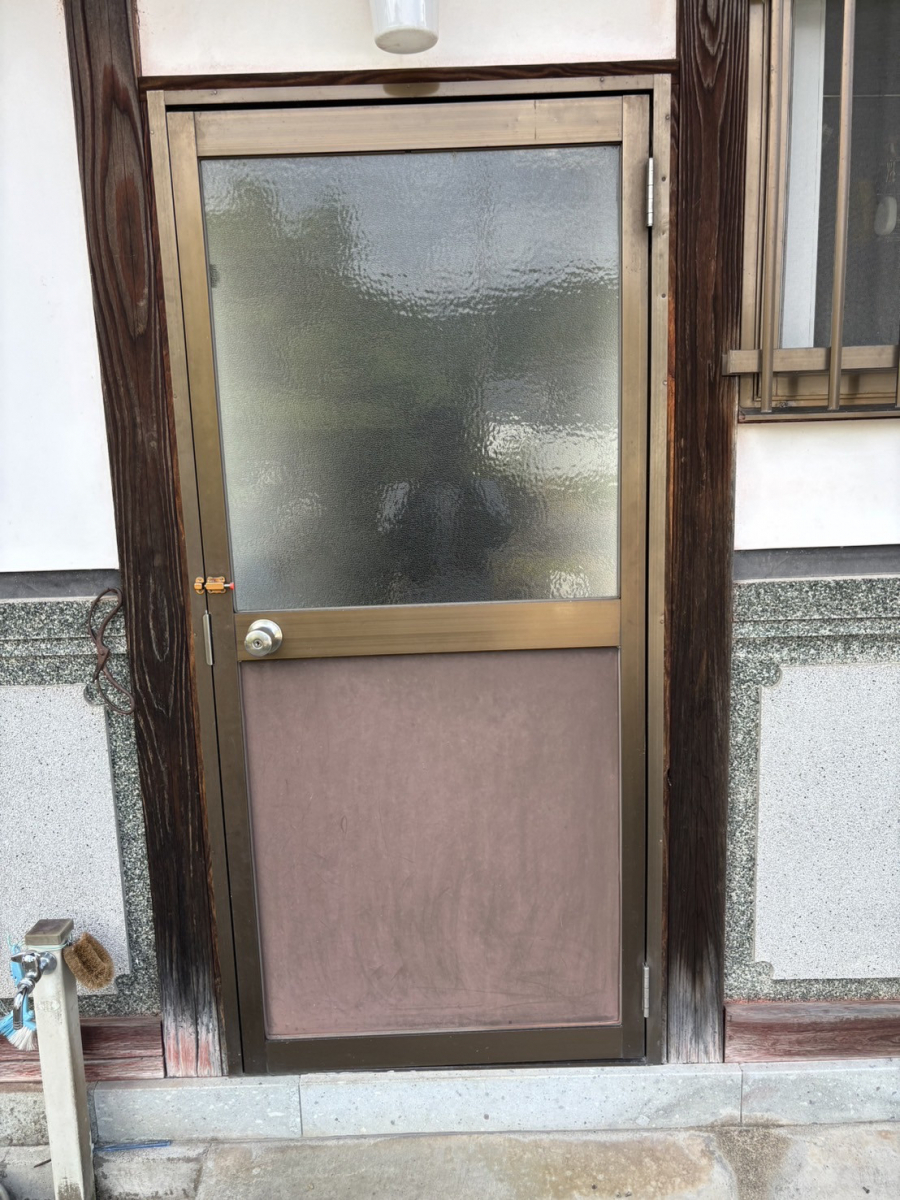 押田屋の❄️寒さの原因だった勝手口を快適に✨ リシェント勝手口ドアに取替えました！🚪の施工前の写真1