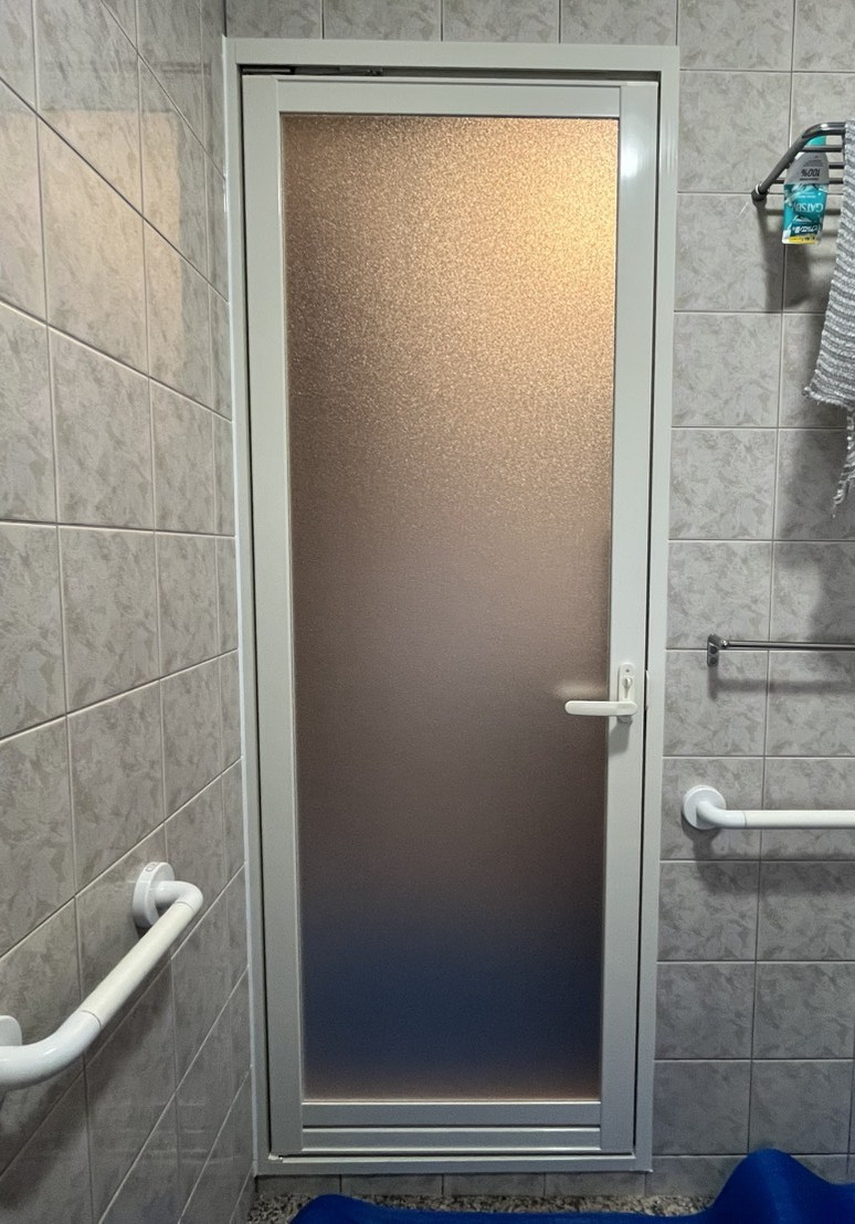 押田屋のお風呂の入口ドアをカバー工法で取替させていただきましたの施工後の写真1