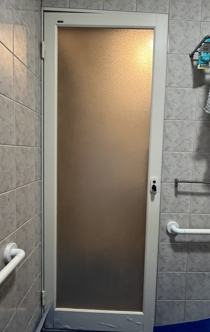 押田屋のお風呂の入口ドアをカバー工法で取替させていただきましたの施工前の写真1