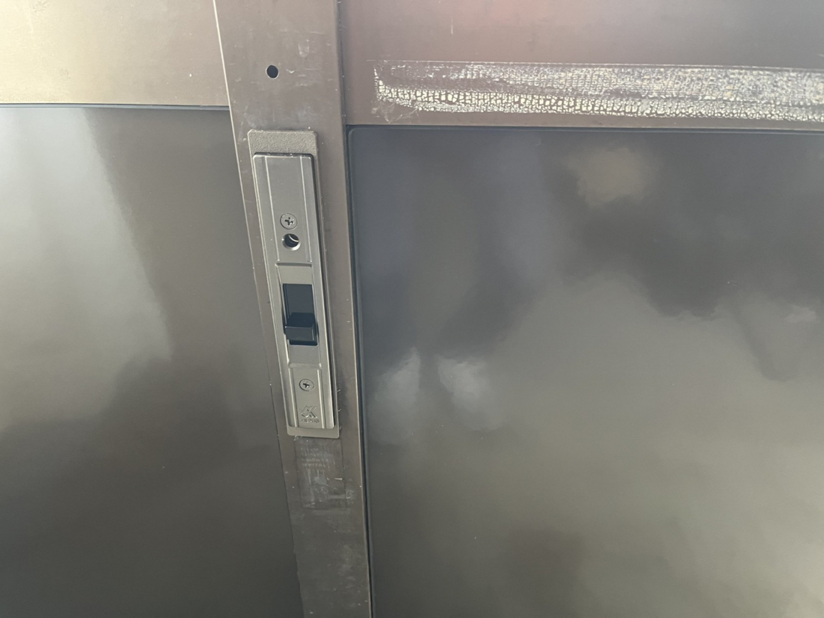 押田屋のかかりにくくなった引戸錠を新しくしましたの施工前の写真1