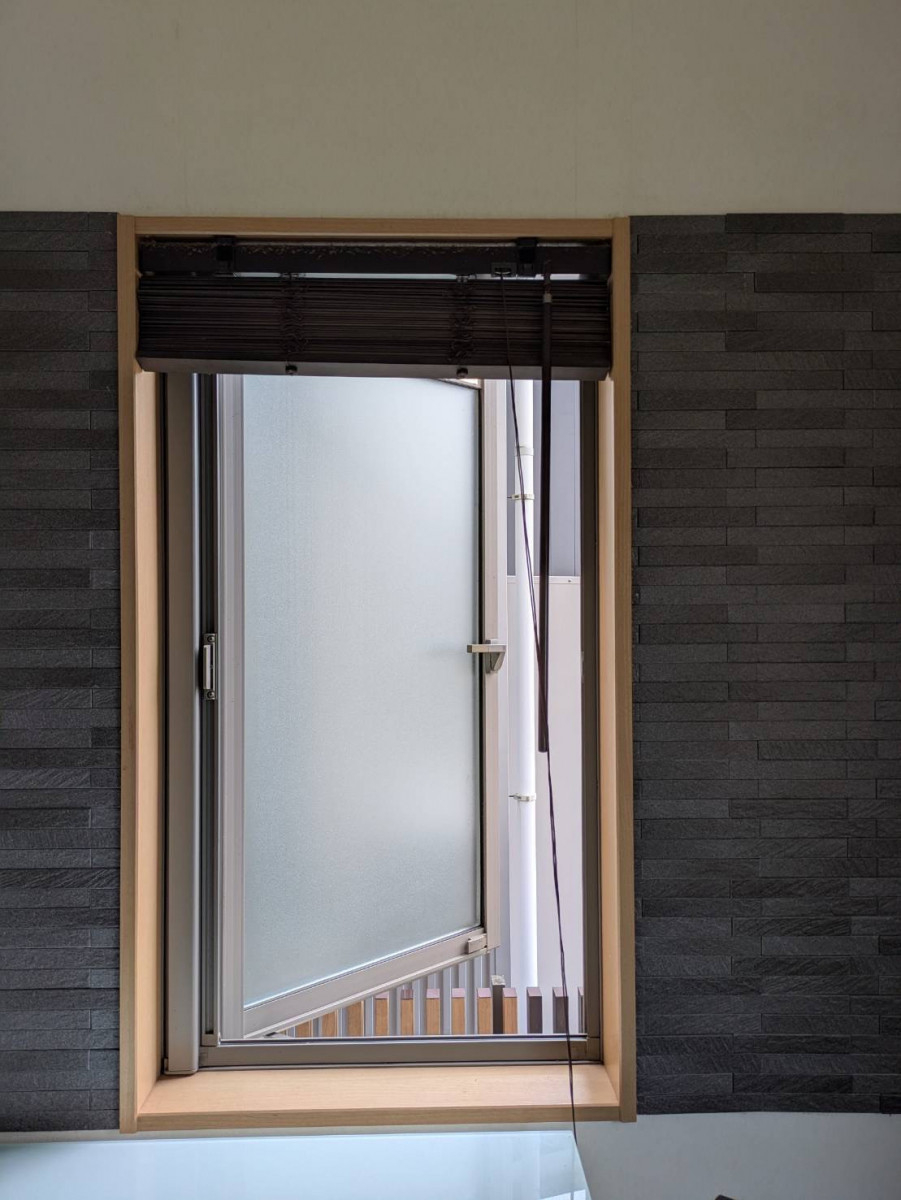 押田屋の既存の開き窓に内窓（引違い窓）を取り付けました。の施工前の写真1