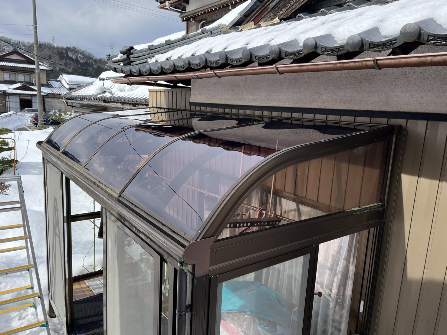 押田屋の大雪で割れてしまったテラス屋根を新しく取替えさせていただきましたの施工後の写真1