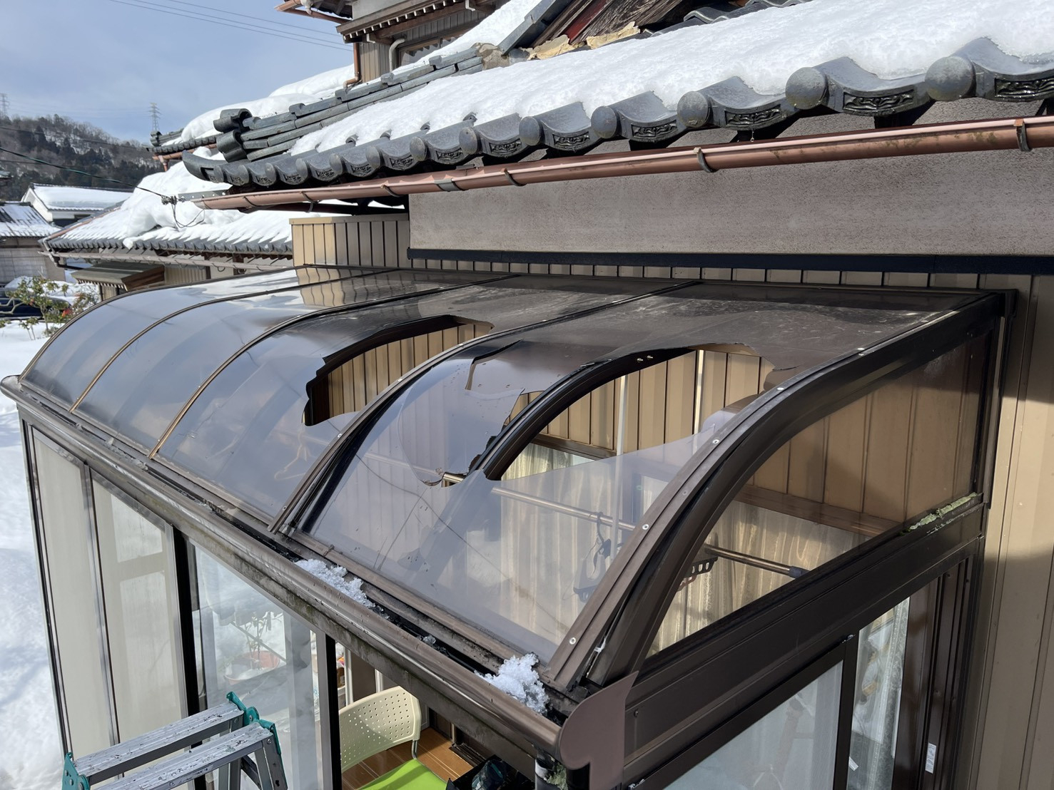 押田屋の大雪で割れてしまったテラス屋根を新しく取替えさせていただきましたの施工前の写真1