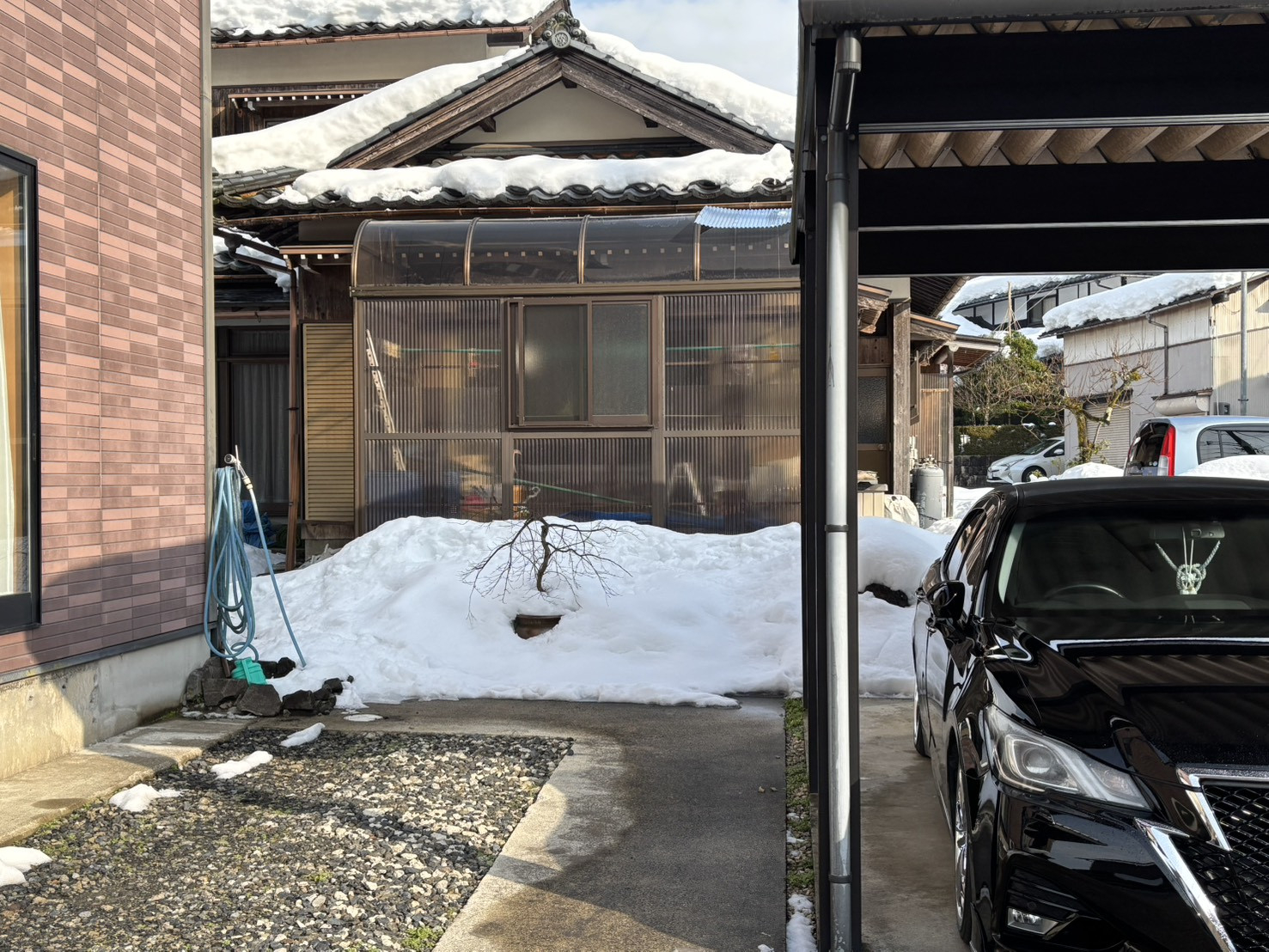 押田屋の雪害によるテラス屋根の修繕の施工前の写真1