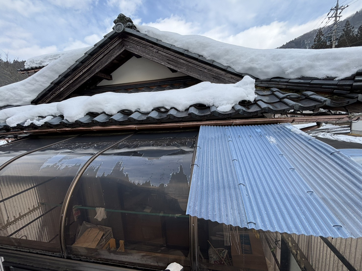 押田屋の雪害によるテラス屋根の修繕の施工前の写真2