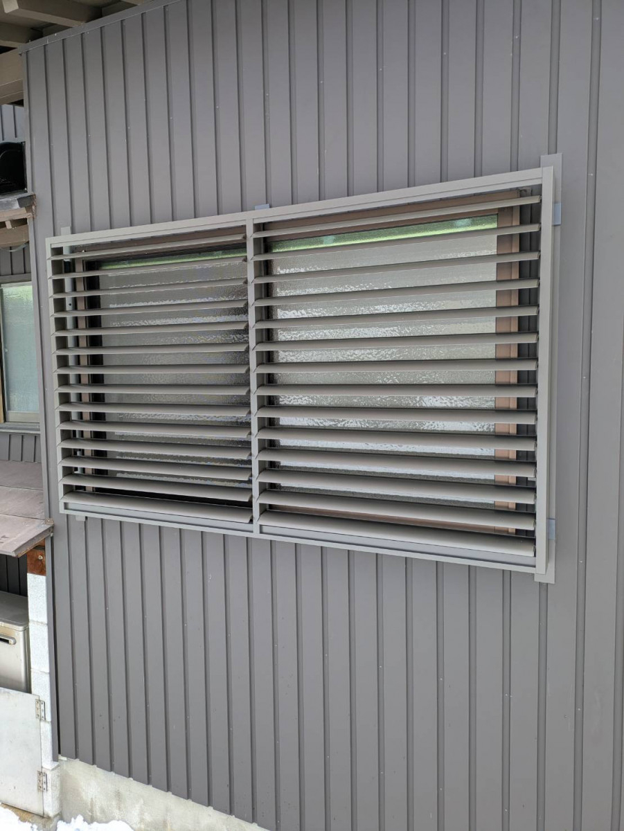 押田屋の【防犯】目隠し可動ルーバーを取付させていただきましたの施工後の写真2
