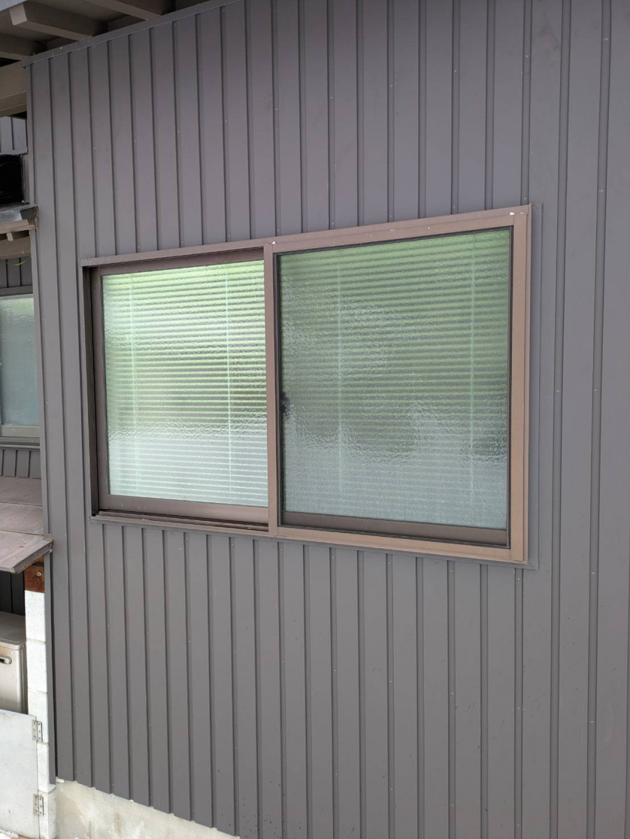 押田屋の【防犯】目隠し可動ルーバーを取付させていただきましたの施工前の写真1