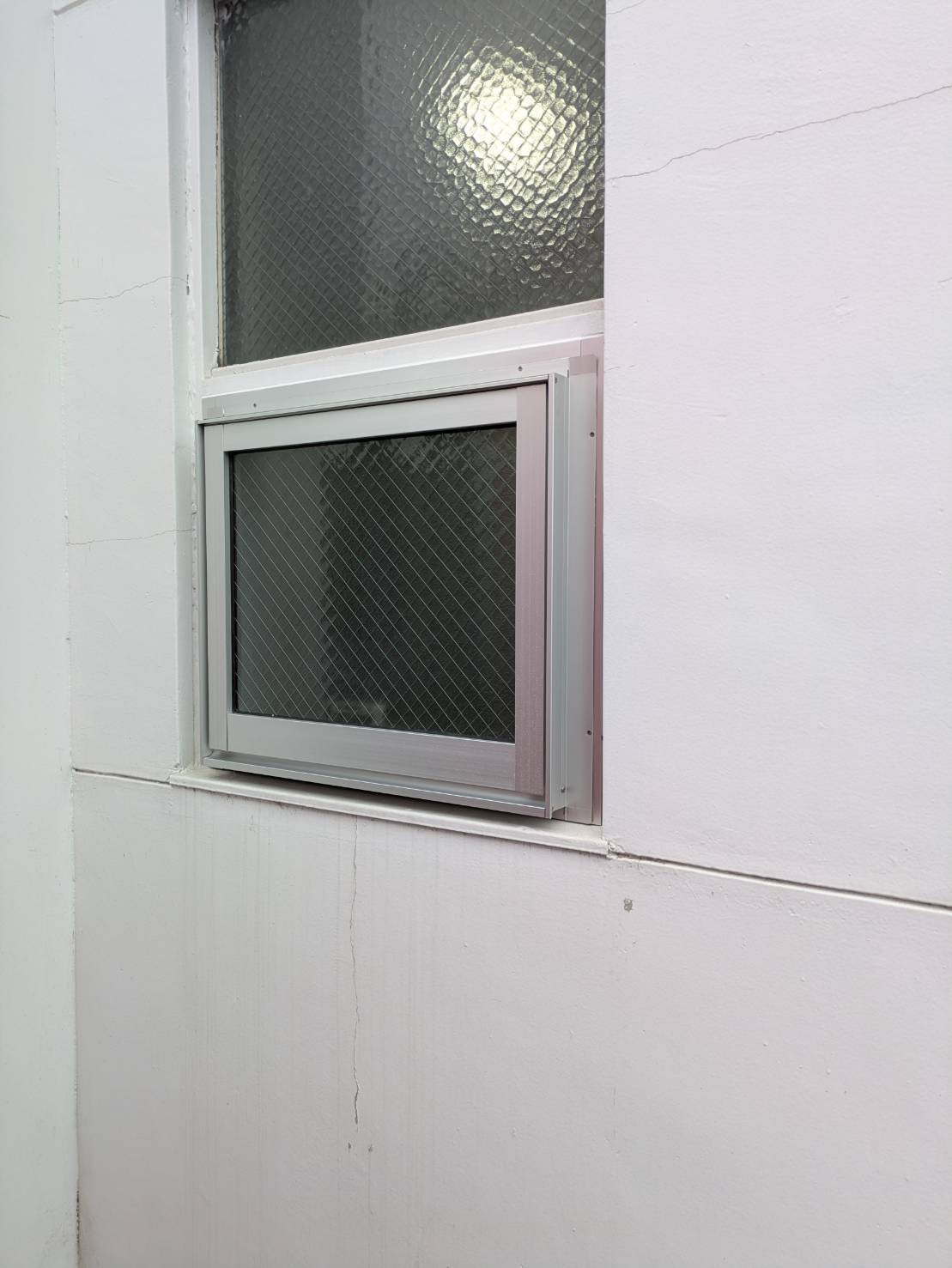 押田屋の⚠️開けると外れそうな危険な窓を安全・快適に✨ 店舗トイレの窓を新しく取替えました！の施工後の写真1