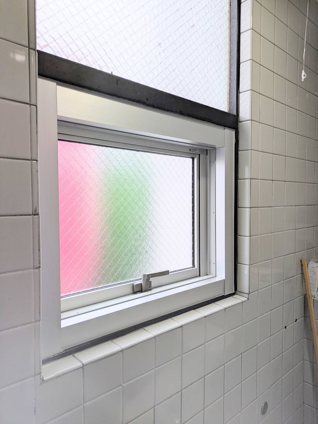 押田屋の⚠️開けると外れそうな危険な窓を安全・快適に✨ 店舗トイレの窓を新しく取替えました！の施工後の写真3