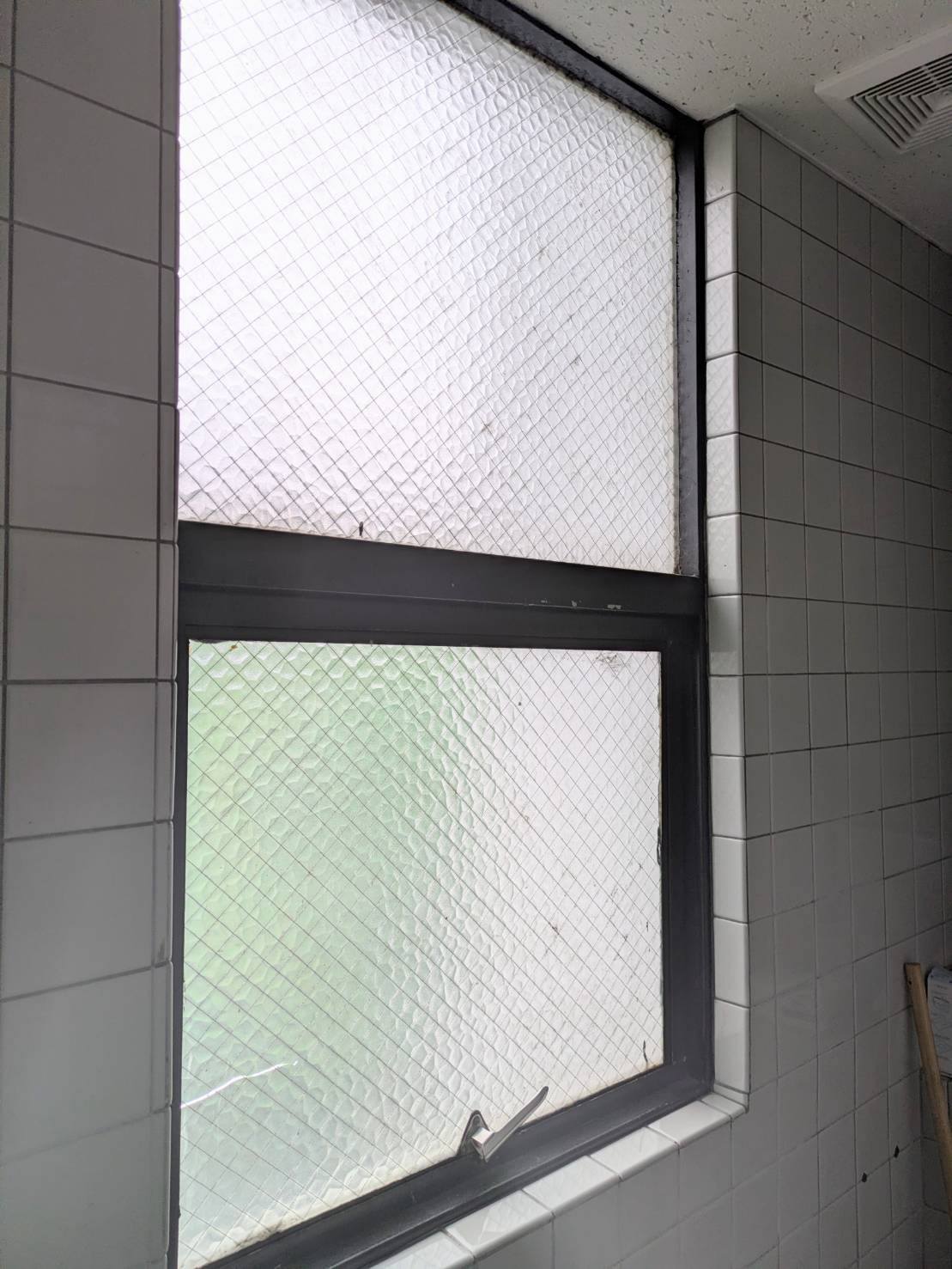 押田屋の⚠️開けると外れそうな危険な窓を安全・快適に✨ 店舗トイレの窓を新しく取替えました！の施工前の写真2