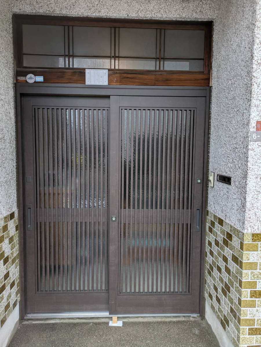 押田屋の玄関引戸をリシェントで取替｜室内側に段差を出さず、すっきりとした玄関への施工後の写真1
