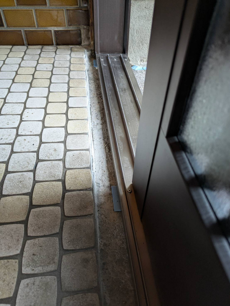 押田屋の玄関引戸をリシェントで取替｜室内側に段差を出さず、すっきりとした玄関への施工後の写真2