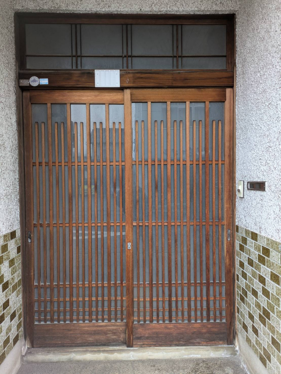 押田屋の玄関引戸をリシェントで取替｜室内側に段差を出さず、すっきりとした玄関への施工前の写真1