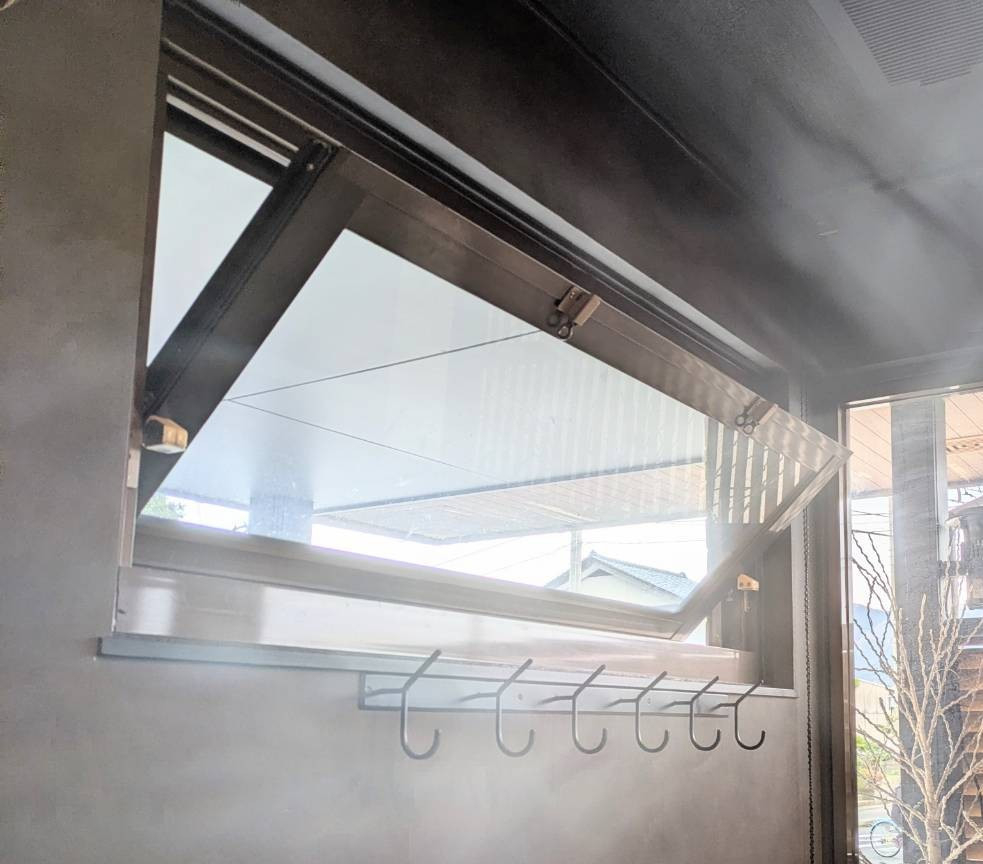 押田屋の回転式の窓を引違い窓へ交換｜網戸を設置し、安心して換気できる窓に 🪟の施工前の写真1