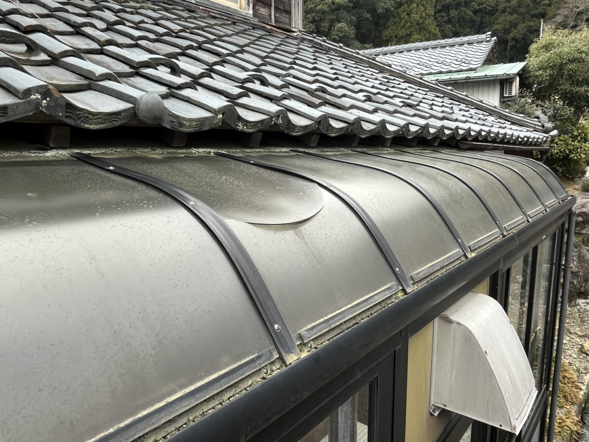 押田屋の雪害で破損したテラス屋根を現場加工で修繕の施工前の写真1