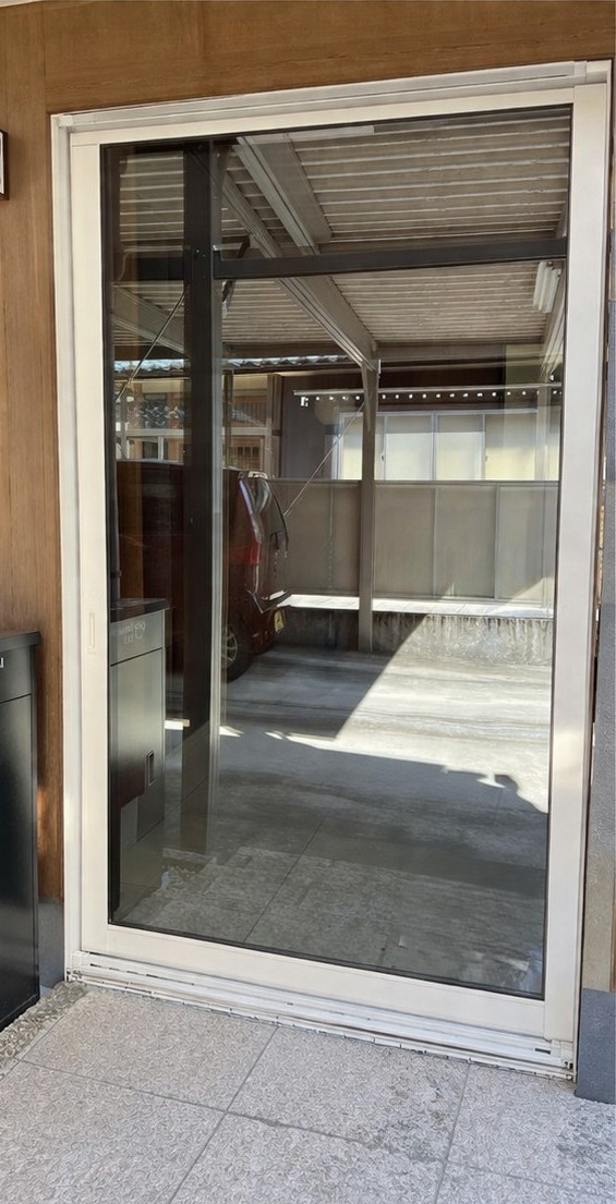 押田屋の引戸の開けづらさを解消！バー型把手で快適な開閉へ✨の施工前の写真1