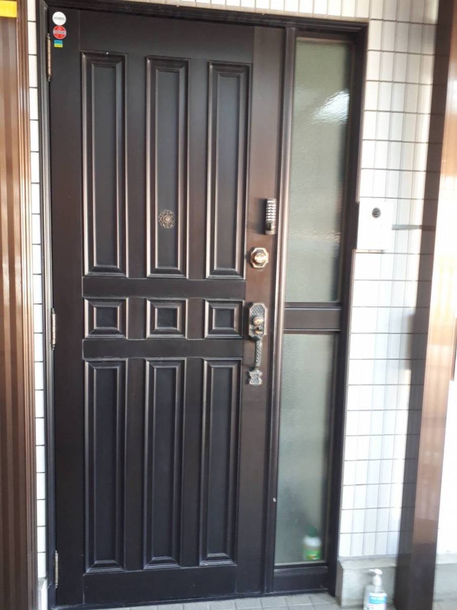 押田屋の【施工例】玄関ドア換気窓の施工前の写真1