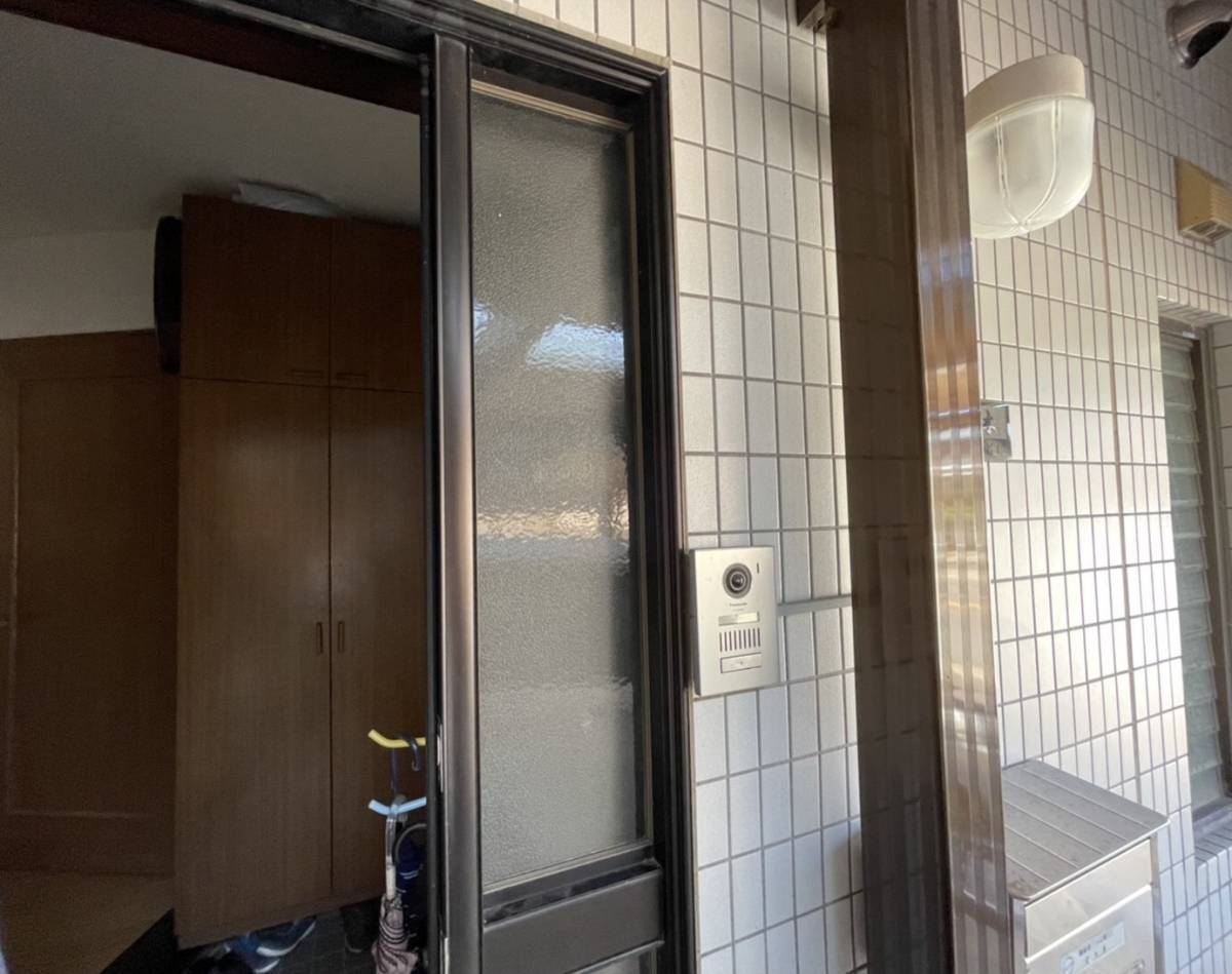 押田屋の【施工例】玄関ドア換気窓の施工前の写真2