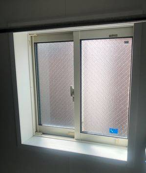 窓 トリカエ隊の先進窓リノベ活用物件、浴室マドに内窓設置（インプラス工事）の施工前の写真1