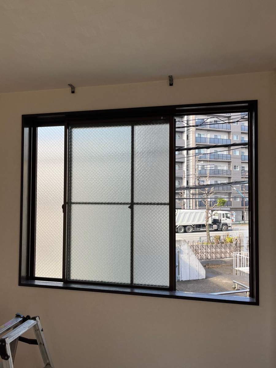窓 トリカエ隊の墨田区/内窓インプラス　ブリュームメタルグレー採用の施工前の写真2