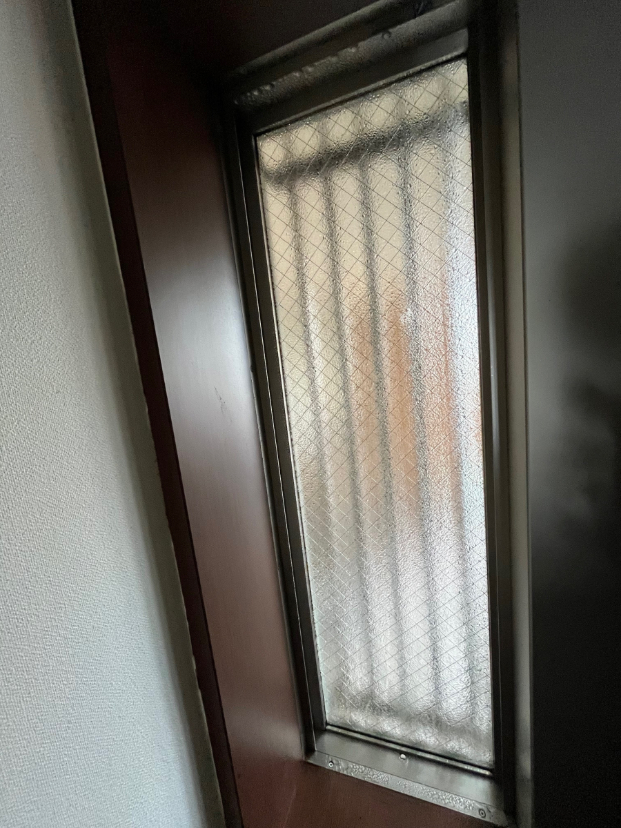 窓 トリカエ隊の浦安市で小さな窓に内窓設置しました。の施工前の写真1