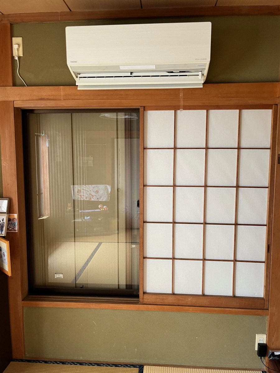 窓 トリカエ隊の松戸市/和室らしく和紙調ガラスで仕上げました　LIXILの動画ありの施工前の写真1