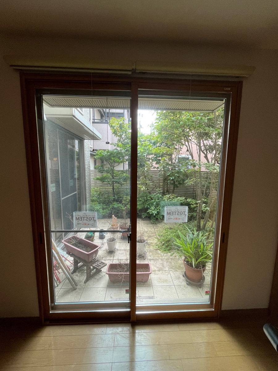 窓 トリカエ隊の文京区/中庭に面したおしゃれなリビングに内窓設置でより快適に!の施工後の写真1