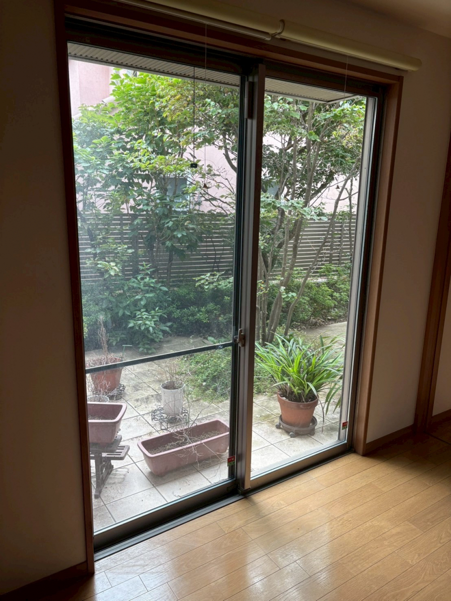 窓 トリカエ隊の文京区/中庭に面したおしゃれなリビングに内窓設置でより快適に!の施工前の写真1