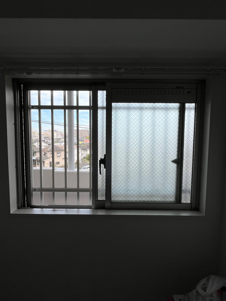 窓 トリカエ隊の葛飾区/マンションのローカ側が寒いの施工前の写真1