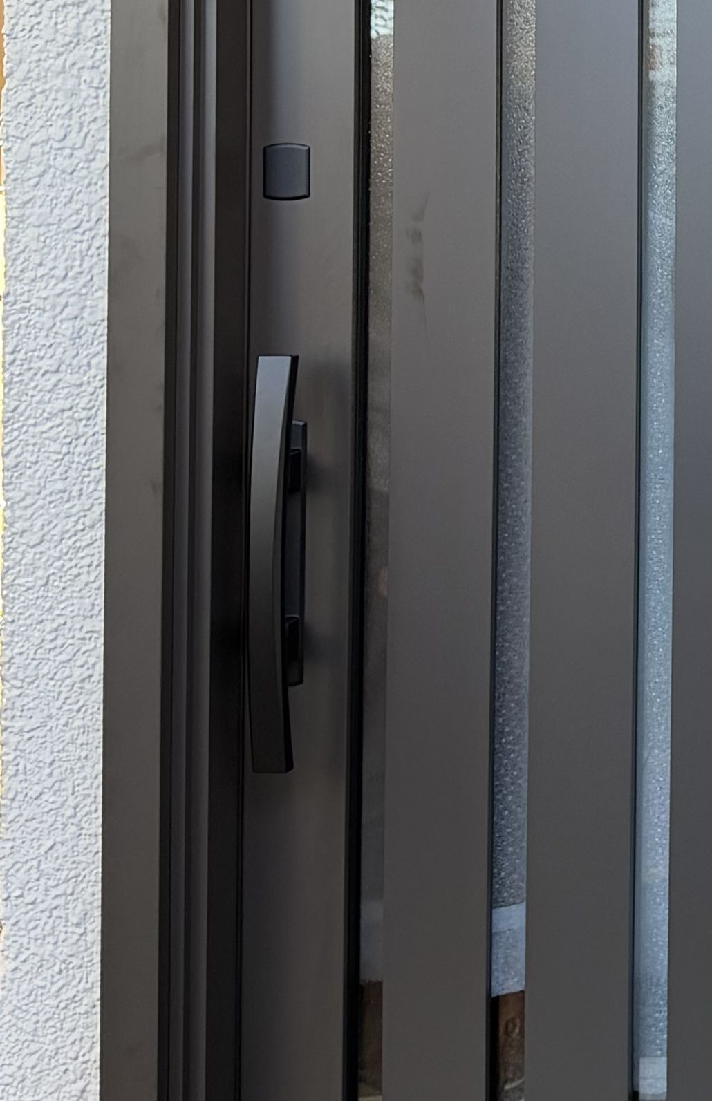 タンノサッシの【高齢のご家族も安心】重い玄関引戸を「大型ハンドル」にして使いやすく！玄関取替リフォーム（いわき市）の施工事例詳細写真1