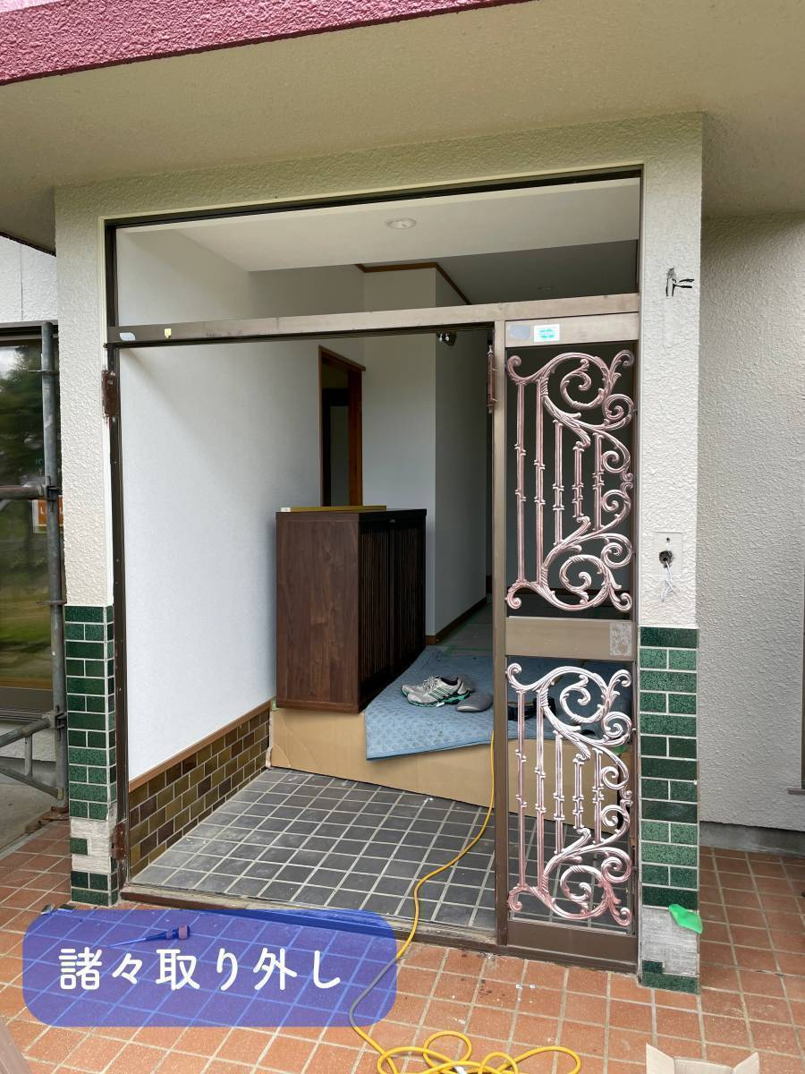 タンノサッシの古くなって動きが悪くなった木製の親子ドア玄関を交換しました（いわき市）の施工前の写真2