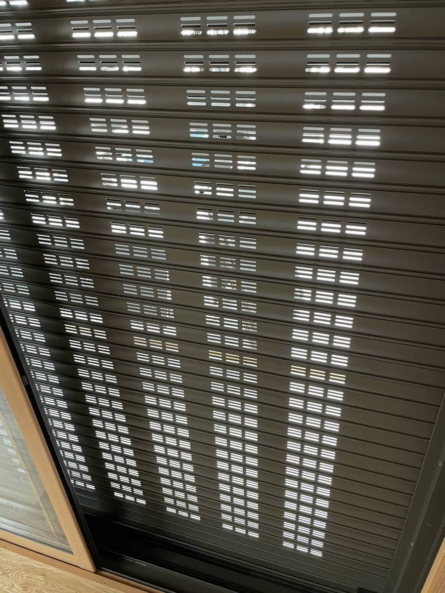 タンノサッシの【増改築現場での仕上げ作業】電動シャッターの初期設定の施工後の写真1
