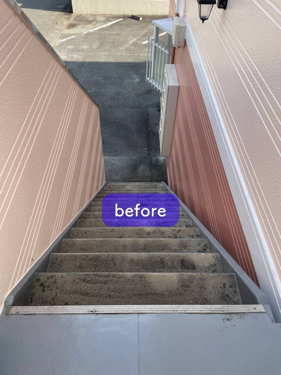 タンノサッシのアパートの外階段へUD手すりの取付け（いわき市）の施工前の写真1