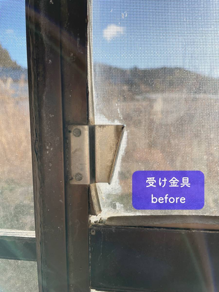 タンノサッシの壊れた窓の錠の代わりにクレセント錠を取付けましたの施工前の写真1