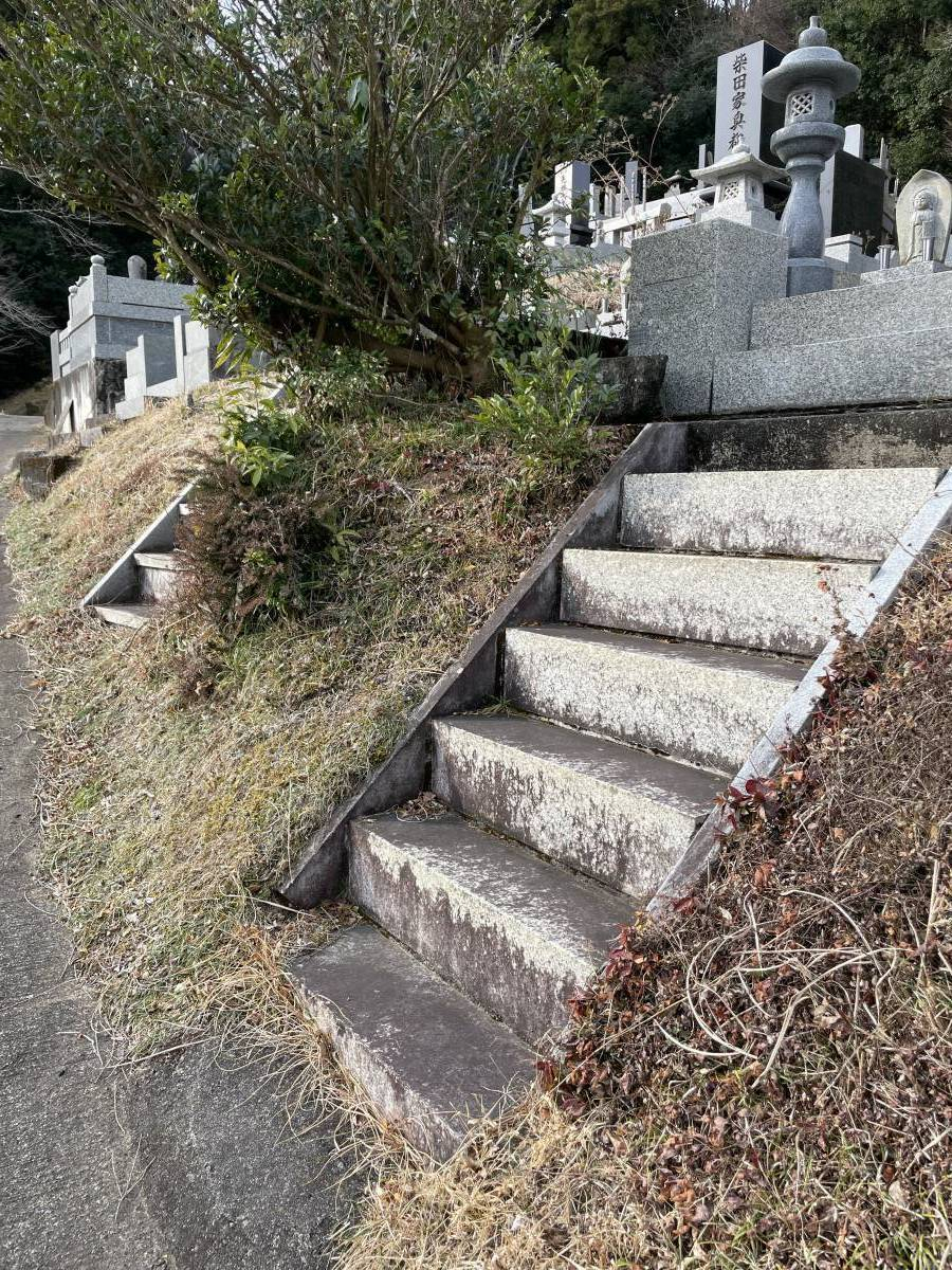 タンノサッシのお墓の急な階段に、LIXILのUD手すりを設置させていただきました（いわき市）の施工前の写真1