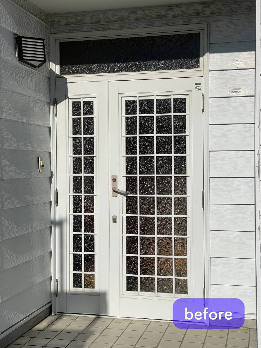 タンノサッシの【古くなった玄関ドアを新しく】親子ドア玄関の取替えリフォームを行いました（いわき市）の施工前の写真1