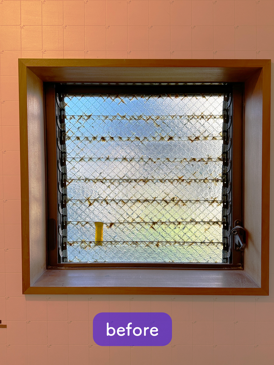タンノサッシの【窓の断熱リフォーム】「リプラス」で断熱性能が低いルーバー窓からすべり出し窓へ交換！（いわき市の施工前の写真2