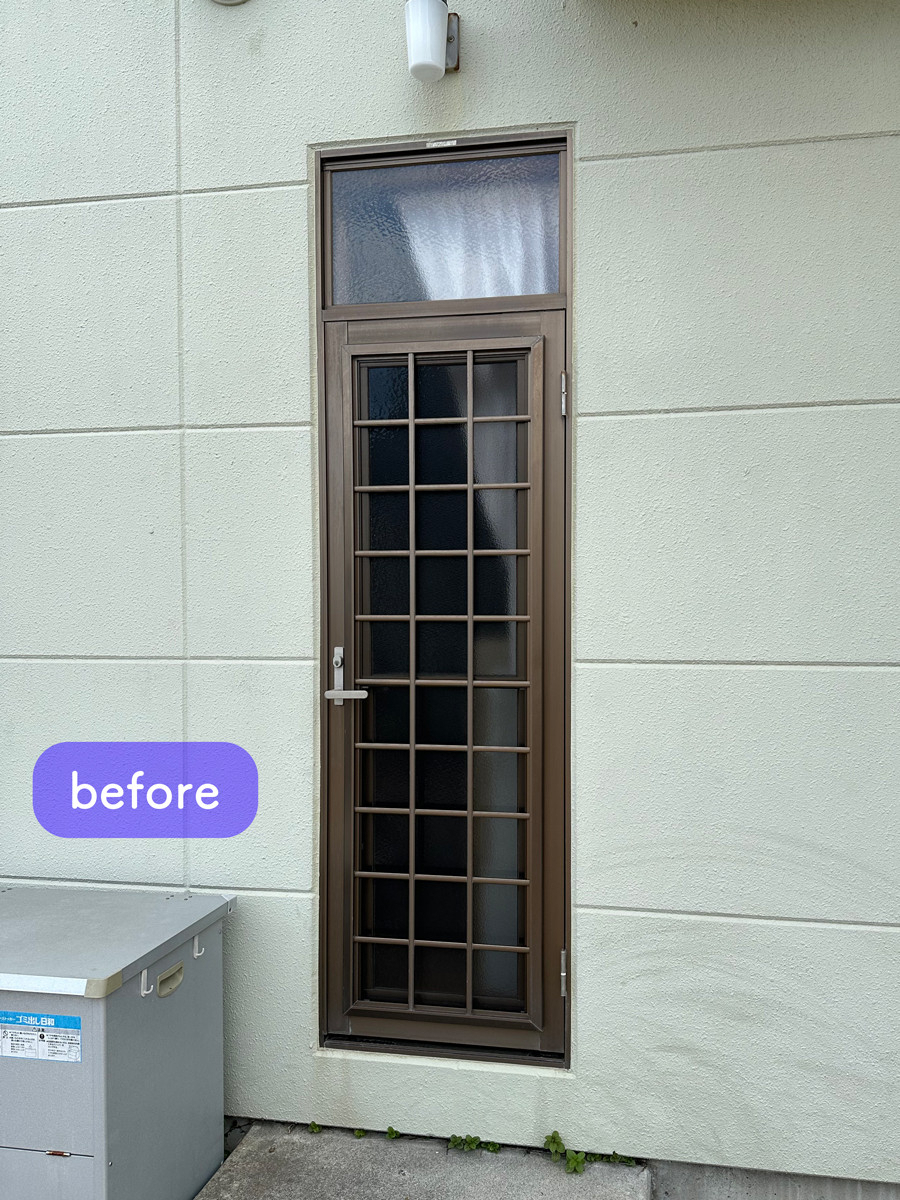 タンノサッシの【寒い台所の対策に】単板ガラスの勝手口ドアを断熱仕様のドアへ交換しました（いわき市）の施工前の写真2