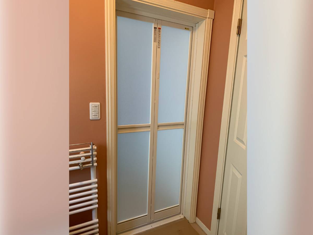 タンノサッシの古くなった浴室ドアを取替えました　リフォーム浴室中折れドアの取付（いわき市）の施工後の写真1
