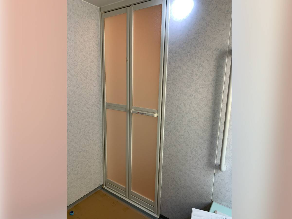 タンノサッシの古くなった浴室ドアを取替えました　リフォーム浴室中折れドアの取付（いわき市）の施工後の写真2