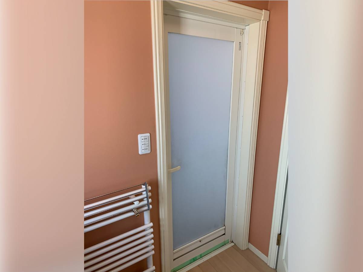 タンノサッシの古くなった浴室ドアを取替えました　リフォーム浴室中折れドアの取付（いわき市）の施工前の写真1