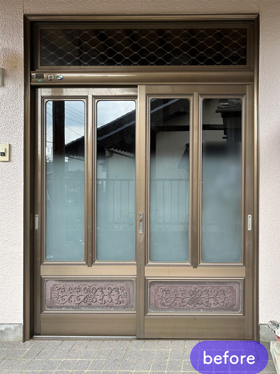タンノサッシの【玄関引戸 1日リフォーム】重い引き戸と視線の不安をリシェントで解消！防犯・断熱性も向上（いわき市）の施工前の写真1