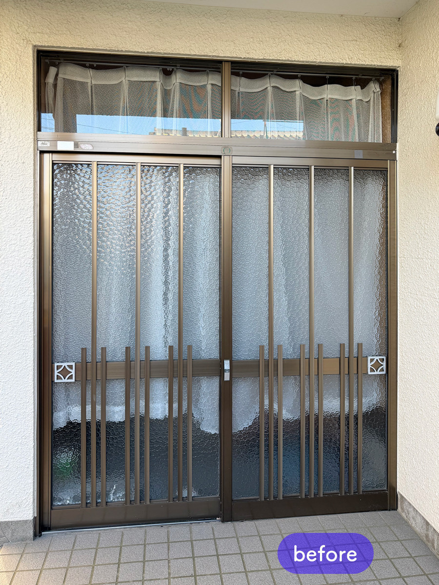 タンノサッシの【高齢のご家族も安心】重い玄関引戸を「大型ハンドル」にして使いやすく！玄関取替リフォーム（いわき市）の施工前の写真1