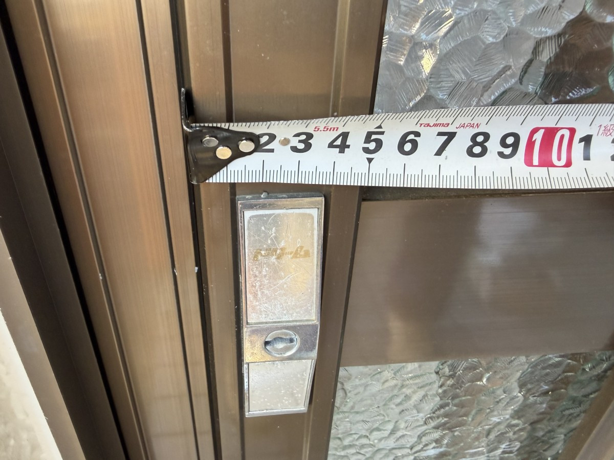 タンノサッシの【高齢のご家族も安心】重い玄関引戸を「大型ハンドル」にして使いやすく！玄関取替リフォーム（いわき市）の施工前の写真2