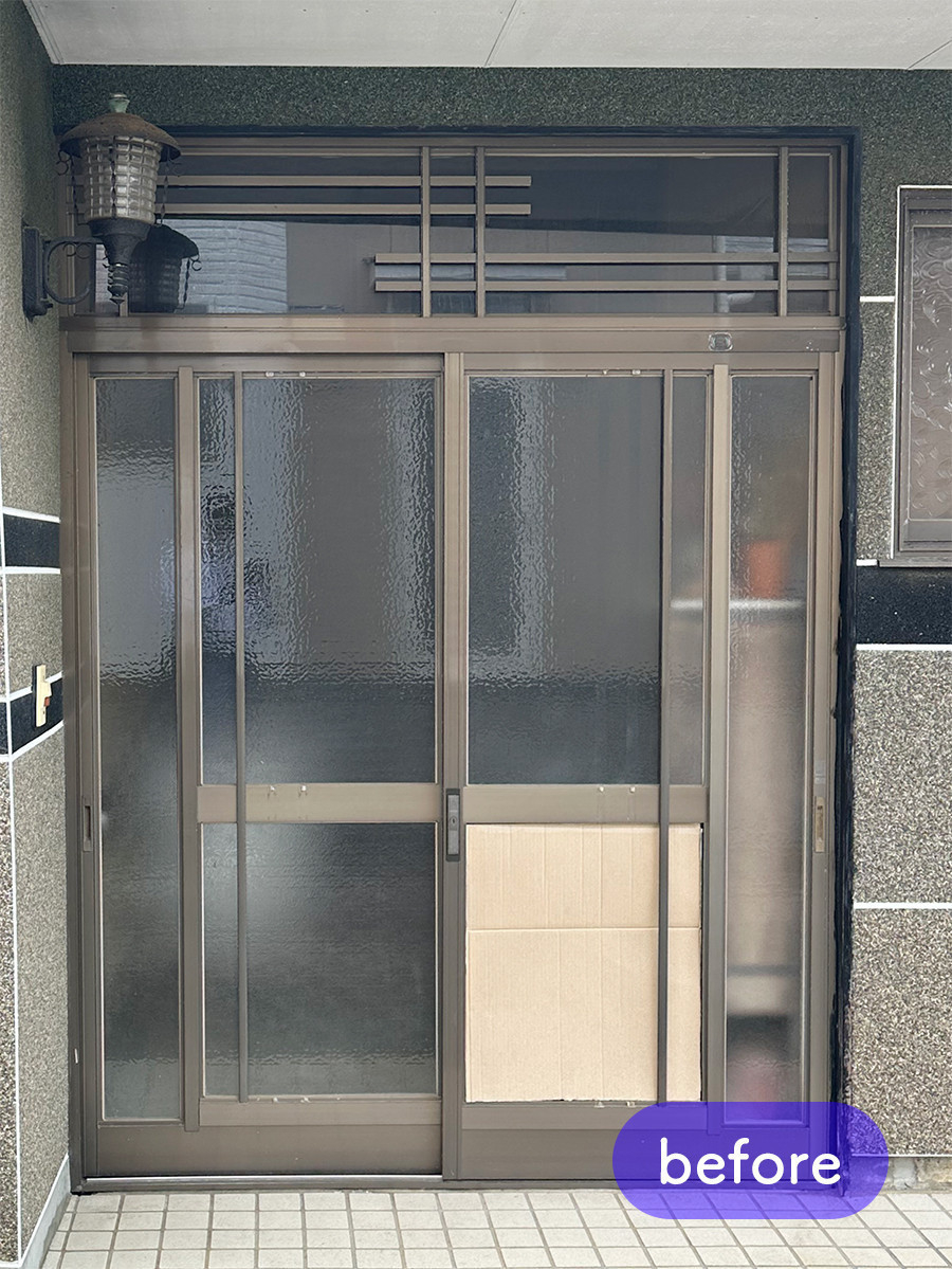 タンノサッシの【玄関引戸リフォーム】重い・鍵がかからない悩みを解消！機能を絞って費用を抑えた玄関交換（いわき市）の施工前の写真1