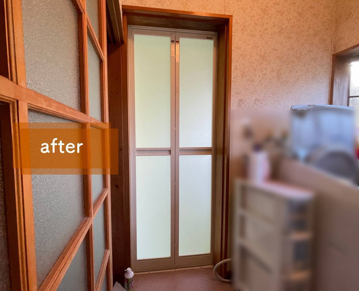 タンノサッシの【古くなった浴室ドアを新しく】「リフォーム浴室中折ドア」の取付け施工の施工後の写真1