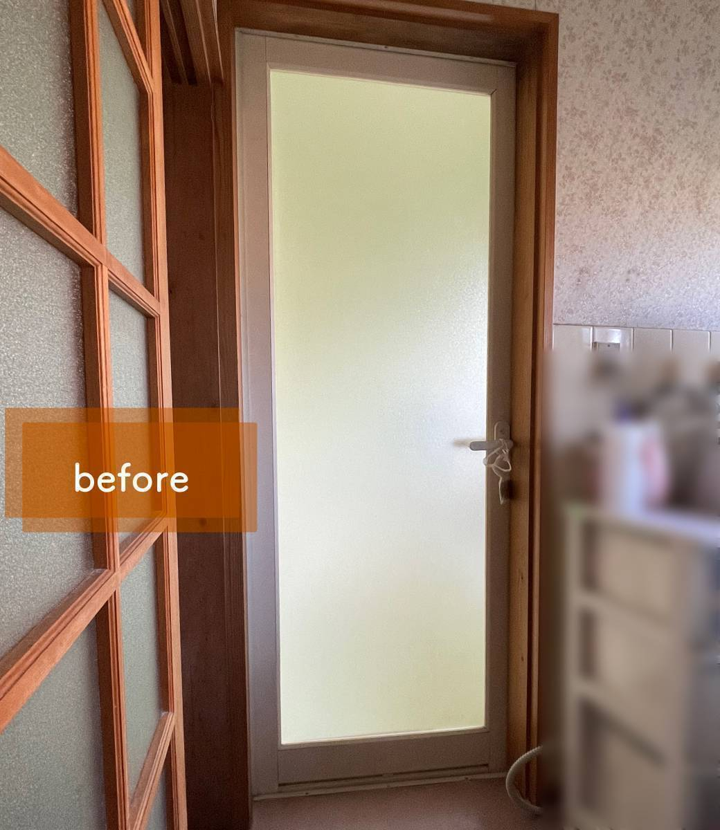タンノサッシの【古くなった浴室ドアを新しく】「リフォーム浴室中折ドア」の取付け施工の施工前の写真1