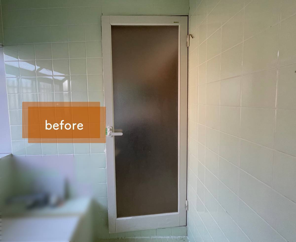 タンノサッシの【古くなった浴室ドアを新しく】「リフォーム浴室中折ドア」の取付け施工の施工前の写真2