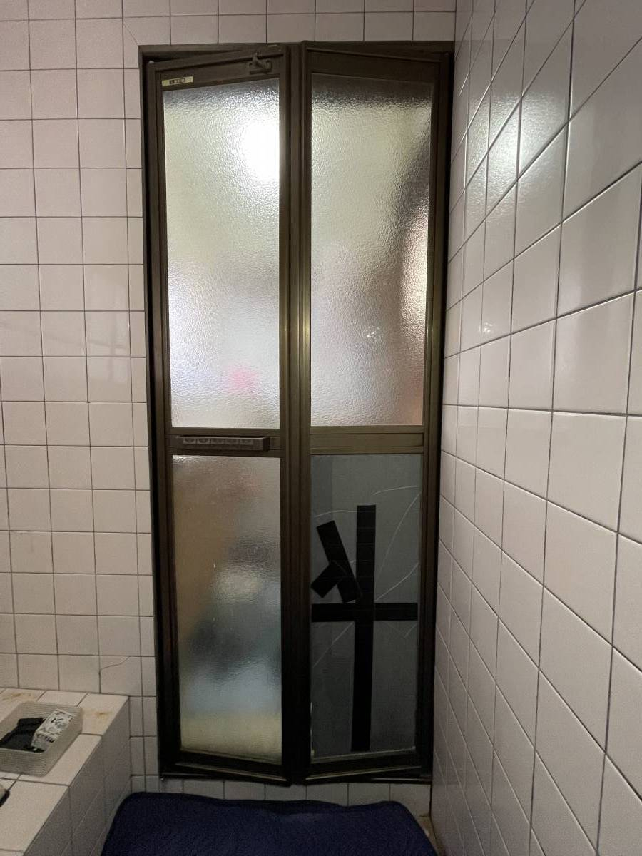 タンノサッシの古くなった浴室のドアを取り替えました！「リフォーム浴室中折れドア」の取付け施工（いわき市）の施工前の写真1